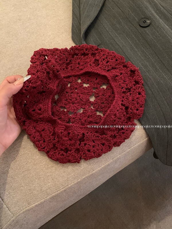レトロな日本のフックの花の透かし彫りのベレーの帽子の春の夏の女性の薄い金の小さい大衆の純粋な手作りのニットの流行の画家の帽子|undefined