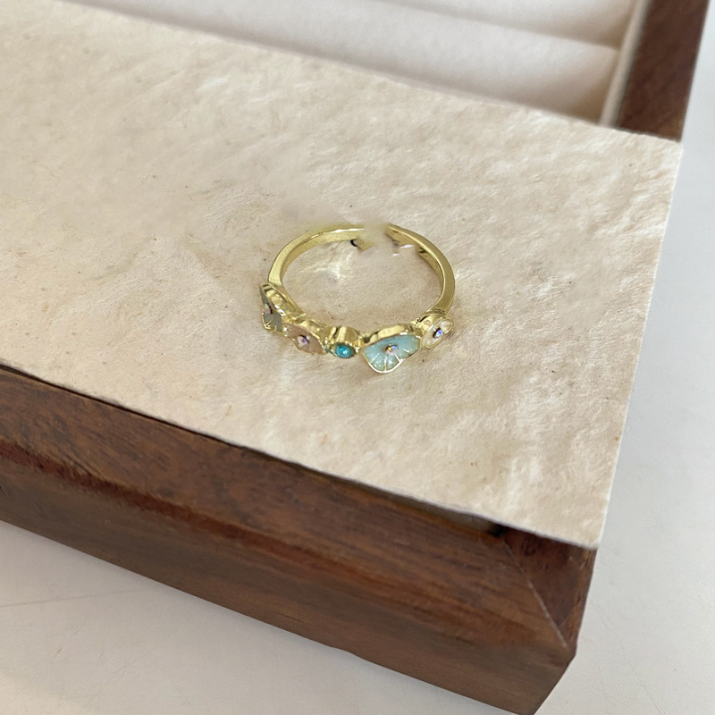 Bague plaquée or véritable, ornée d'une goutte d'huile et d'un zircon en forme de fleur, à niche ouverte pour l'index. Un style raffiné et élégant._voghion.com