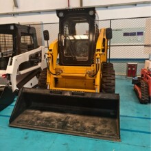 跨境外贸农用装载机20四驱滑移多功能抓草机中小型装载机铲车