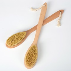 工場は木製の入浴ブラシを生産しています。