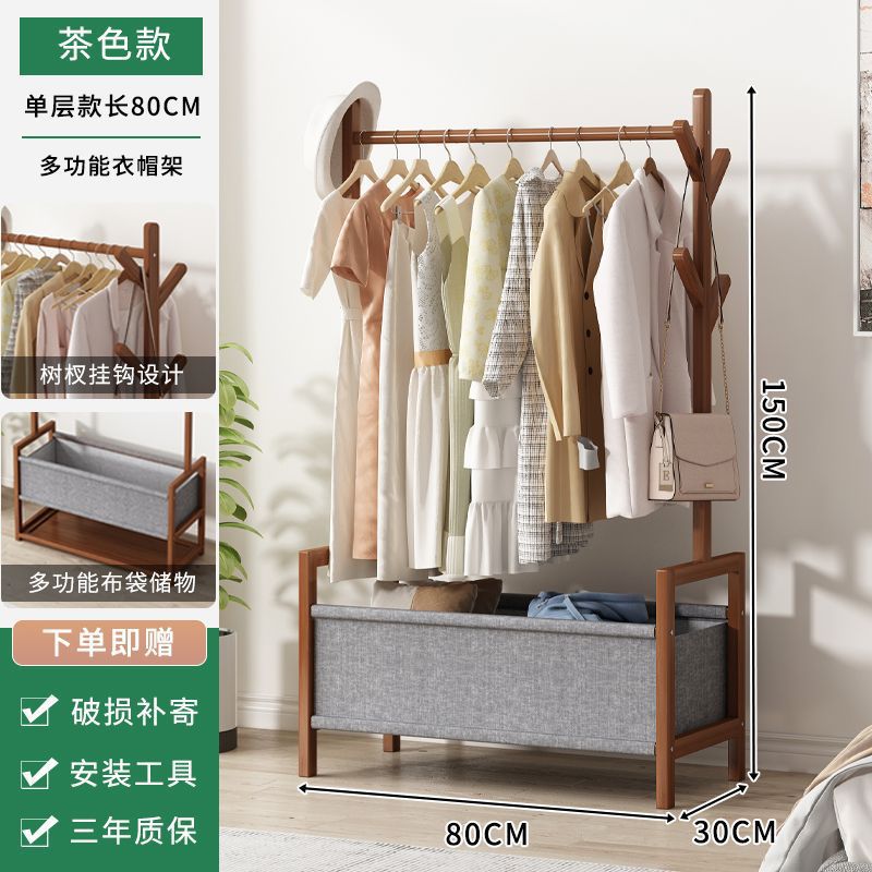 寝室の夜に寝て、ズボンを掛けてハンガーを収納します。