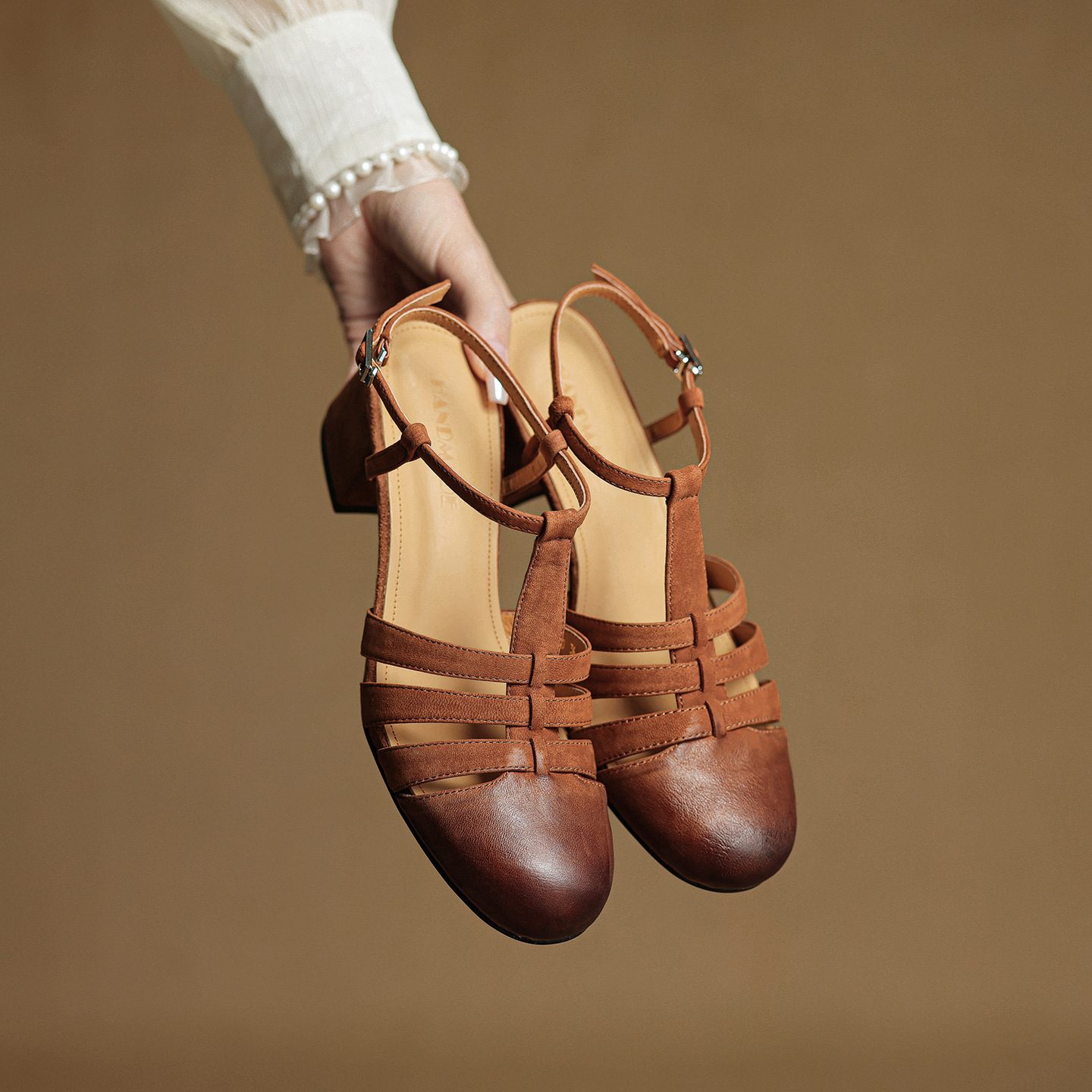 Sandal nữ da bò dệt rỗng mũi hở gót thô cao phong cách La Mã — màu nâu