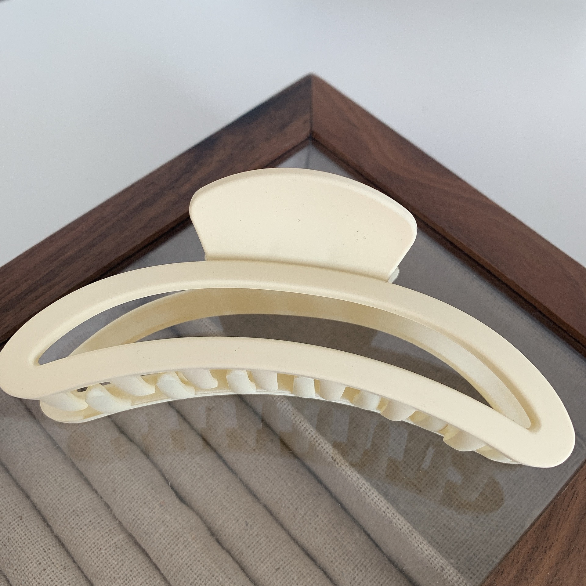 Suave Morandi color horquilla grande clip de tiburón Crescent esmerilado textura espalda Cabeza updo pelo clip accesorios para el cabello