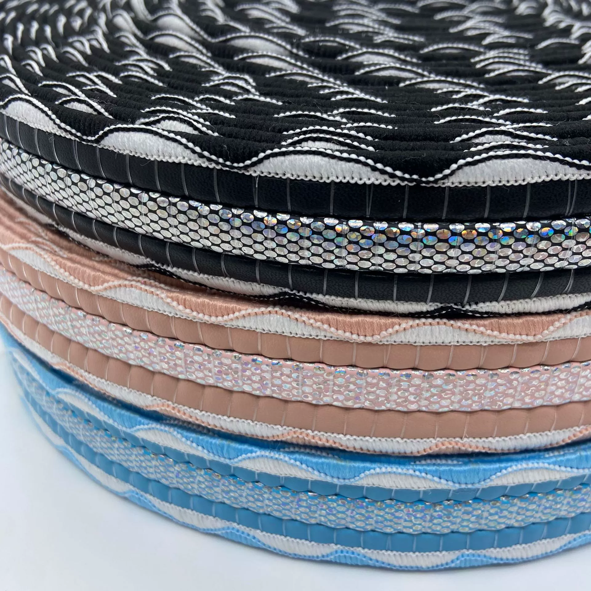 3 см обшивка с вышивкой и блестками.