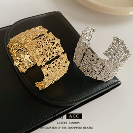 耳环;项链;手链