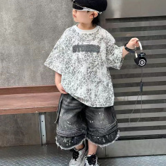 男児のゆったりとしたヒョウ柄の落肩半袖アルファベットtシャツ2025レトロな毛の縁のデニムの半ズボンの中の子供の2つのセット