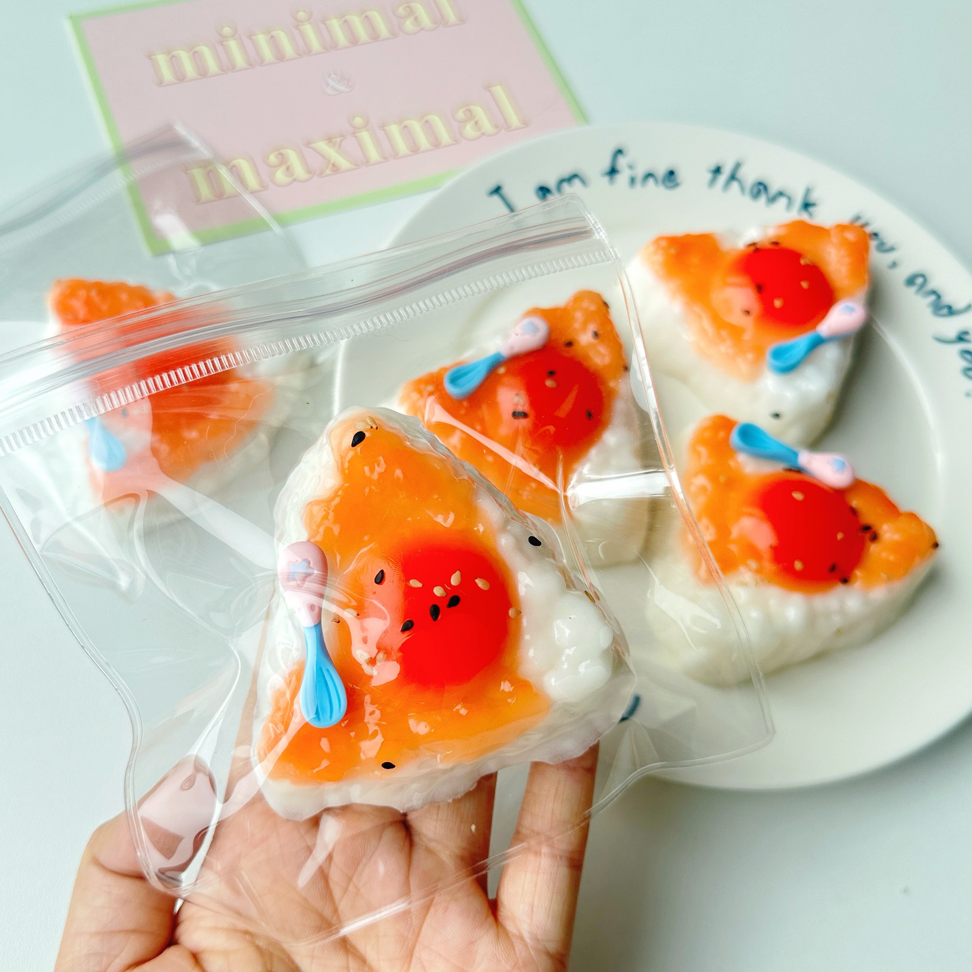 반죽한 계란 노른자 주먹밥