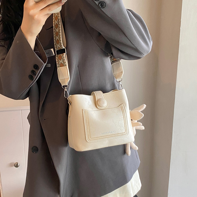 High end Korean version versatile hand-held bucket small for women's summer 2024 new wide shoulder strap crossbody bag_voghion.com