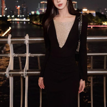 个性设计感深V拼接长袖连衣裙抽褶收腰包臀鱼尾丝绒长裙冬2025潮