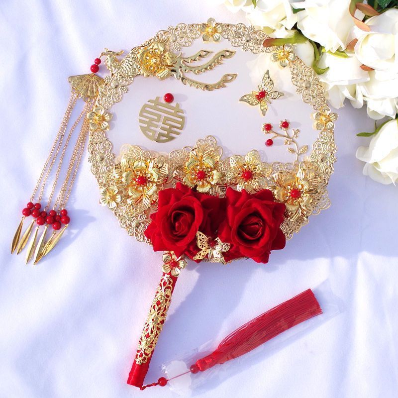 中国式の結婚式の秀禾の顔の団扇の新婦は結婚して花の古風を持って結婚します。|undefined
