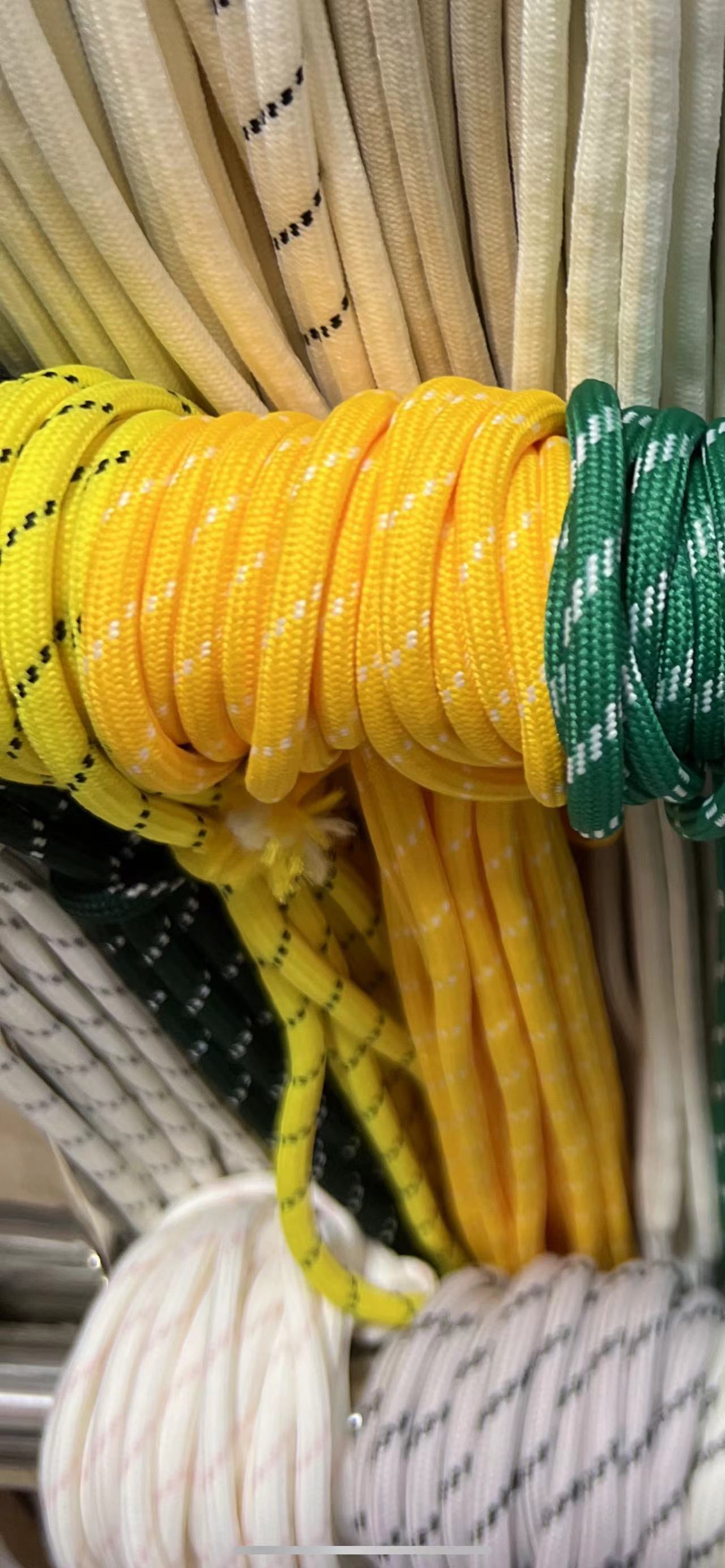 Cordones redondos de 5 mm para zapatos de papá, botas de senderismo, botas estilo Martin, con rayas diagonales en negro, blanco y amarillo.