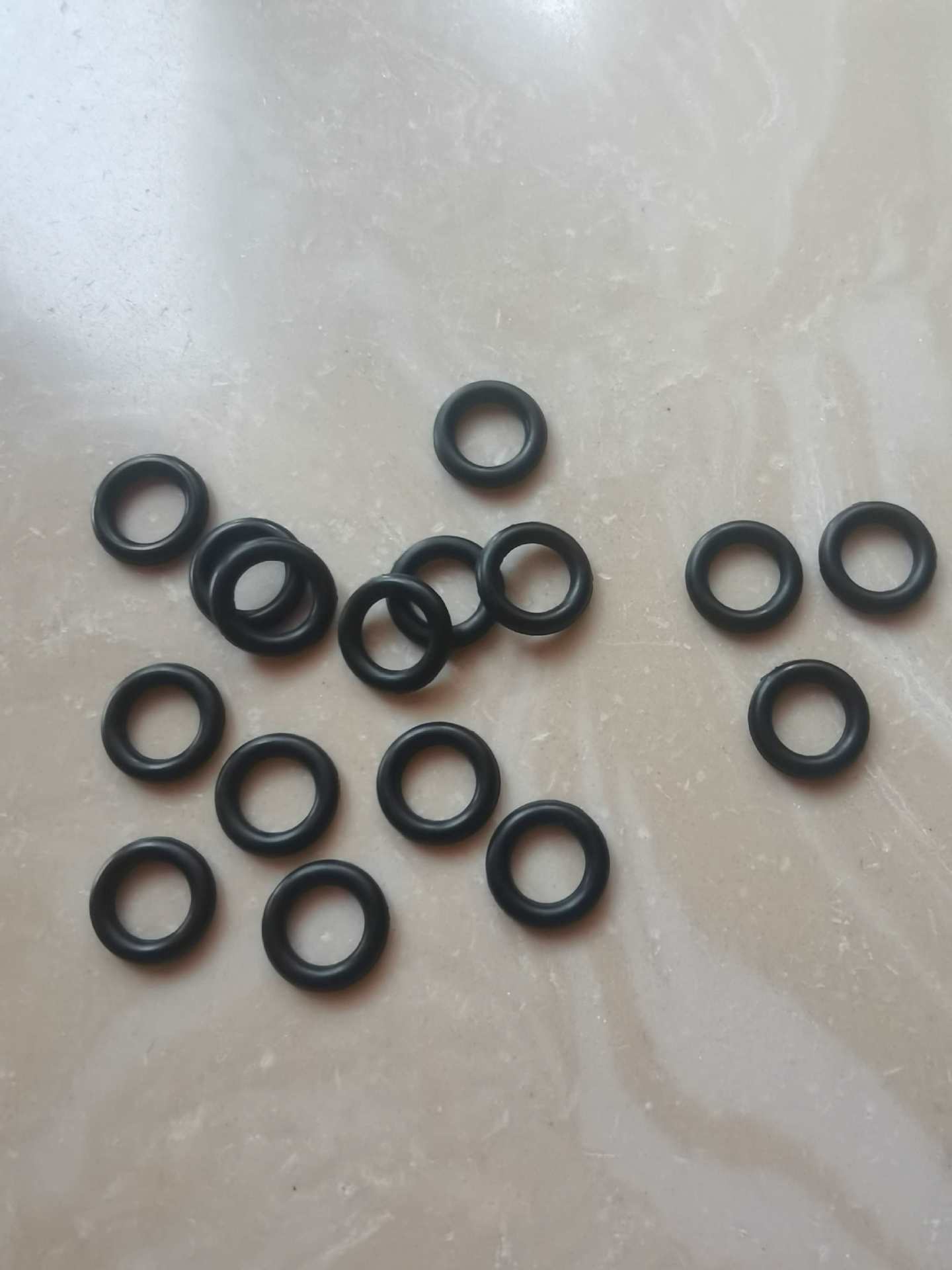 여성 머리에 있는 밀봉 반지는 1 위안 2