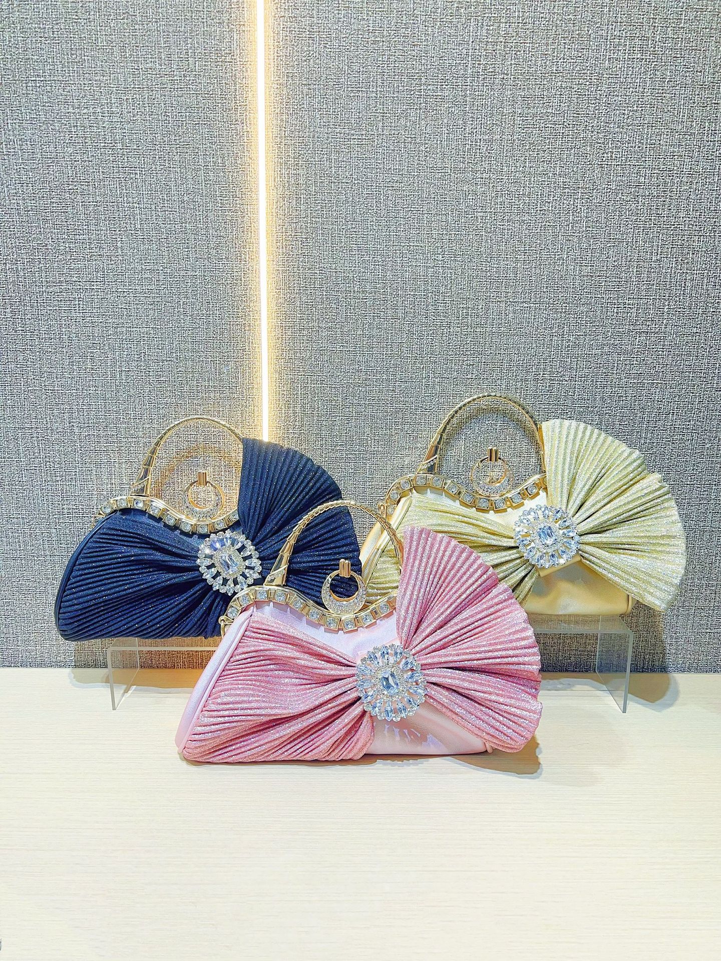 505g Weight Polyester Lining Material Ruched Bag Fashion Element Open Closure Type Single Shoulder Strap Strap Type Handbag Bags Type Casual, Party, Street Occasion Pu Leather Material Bow Knot Pattern All Seasons Season Women's Gender Elegant, Streetwear Style Pillow Shape Shape Small Size Pink Black Gold Pu Leather Bow Knot Ruched Bag Pillow Shape Evening Bags 4
