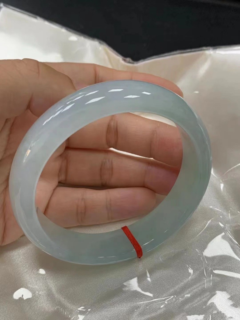 Vòng tay ngọc bích tự nhiên Miến Điện băng trong xanh nhạt cao cấp chi tiết 3