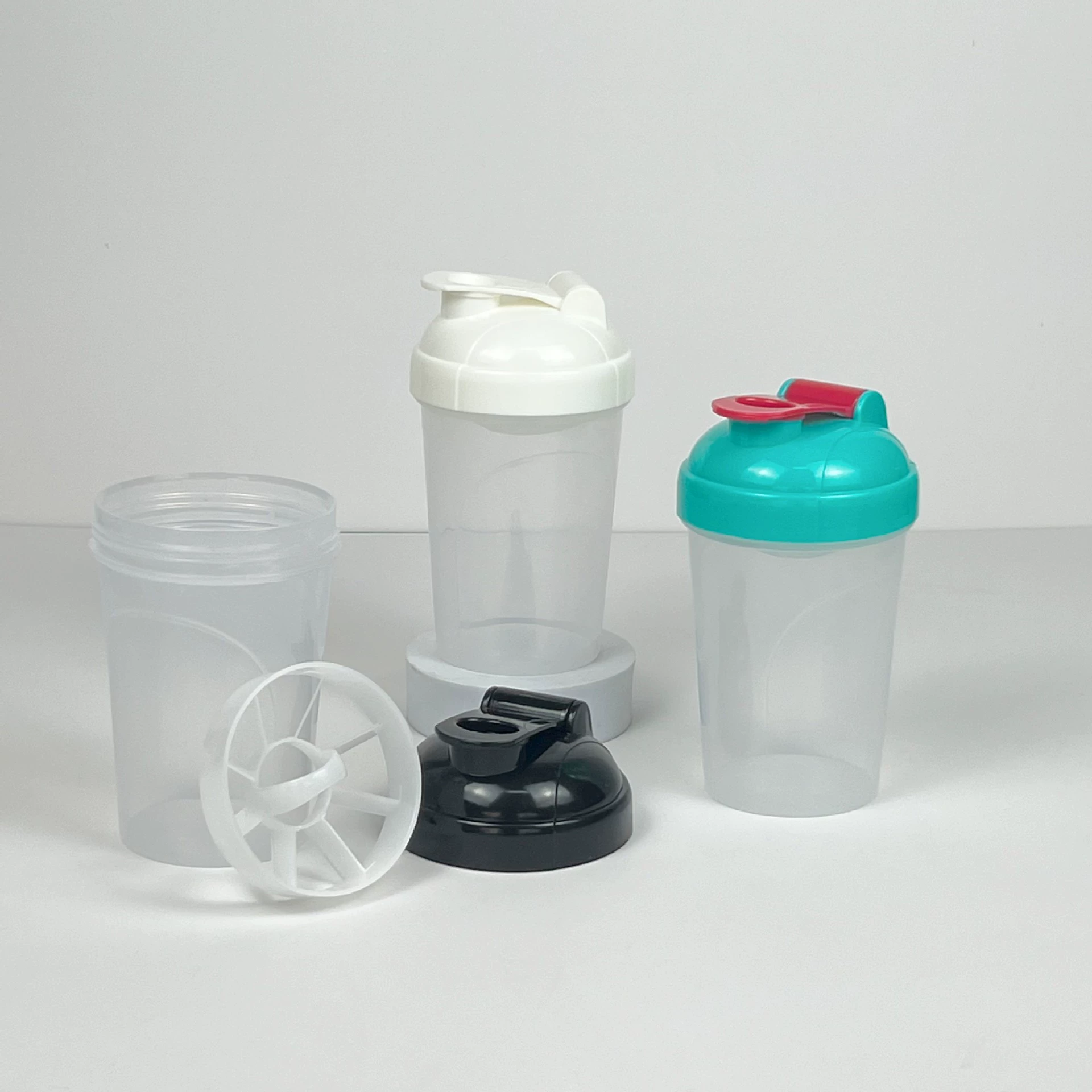 Производитель 500ML две арки встряхивания чашки с сеткой пластиковая чашка фитнес-спорт открытый водный стакан протеиновый порошок