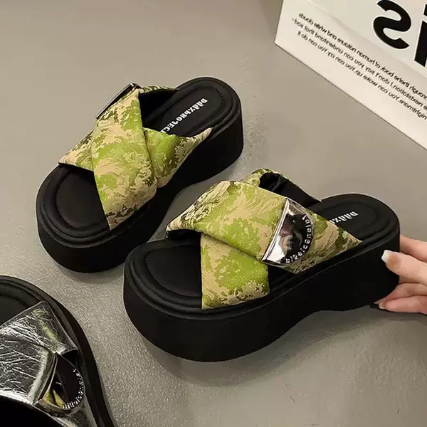 Trendy Popular Summer Outdoor Sandals 2025 New Cross Strap Chinese Style Thick-Soled Height-Increasing Slippers for Women
