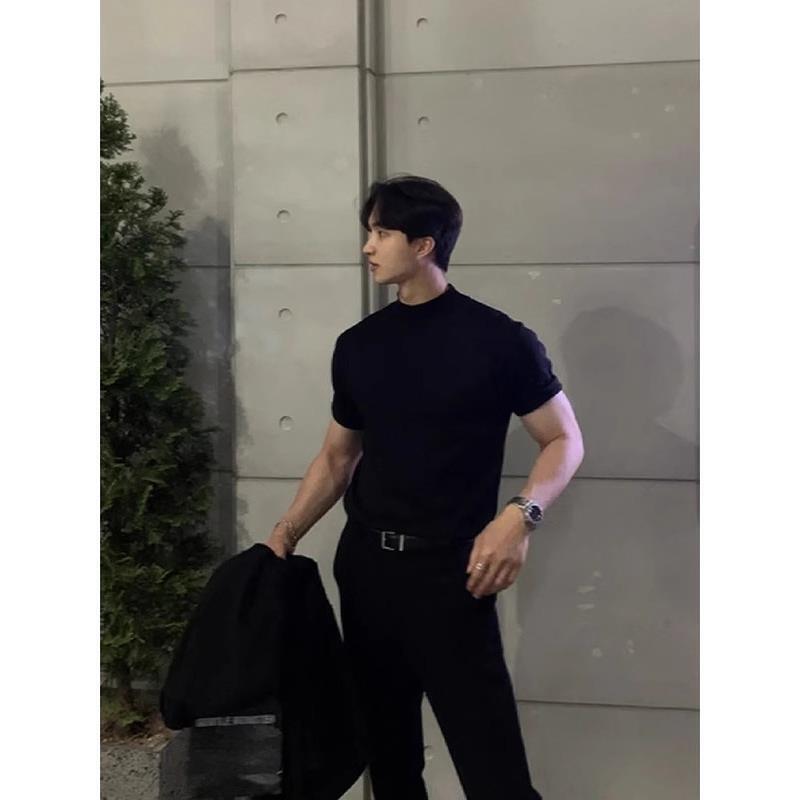 Summer Men's Slim-Fit Short-Sleeve T-Shirt with Small Collar and Tapered Cuffs, Showcasing Muscle Definition, Suitable for Layering under a Suit, 5-Point Sleeve Length