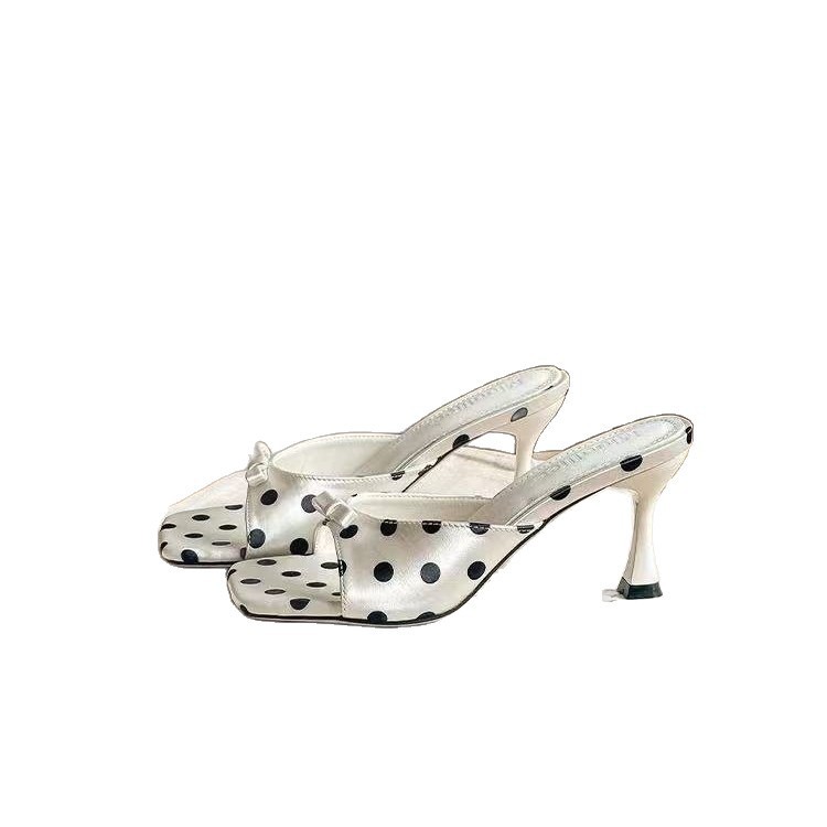 Cabeza cuadrada hermosa sandalias de tacón alto mujeres grasa pies anchos 2026 verano nuevo nicho de diseño de arco ondulado zapatillas frías image 5