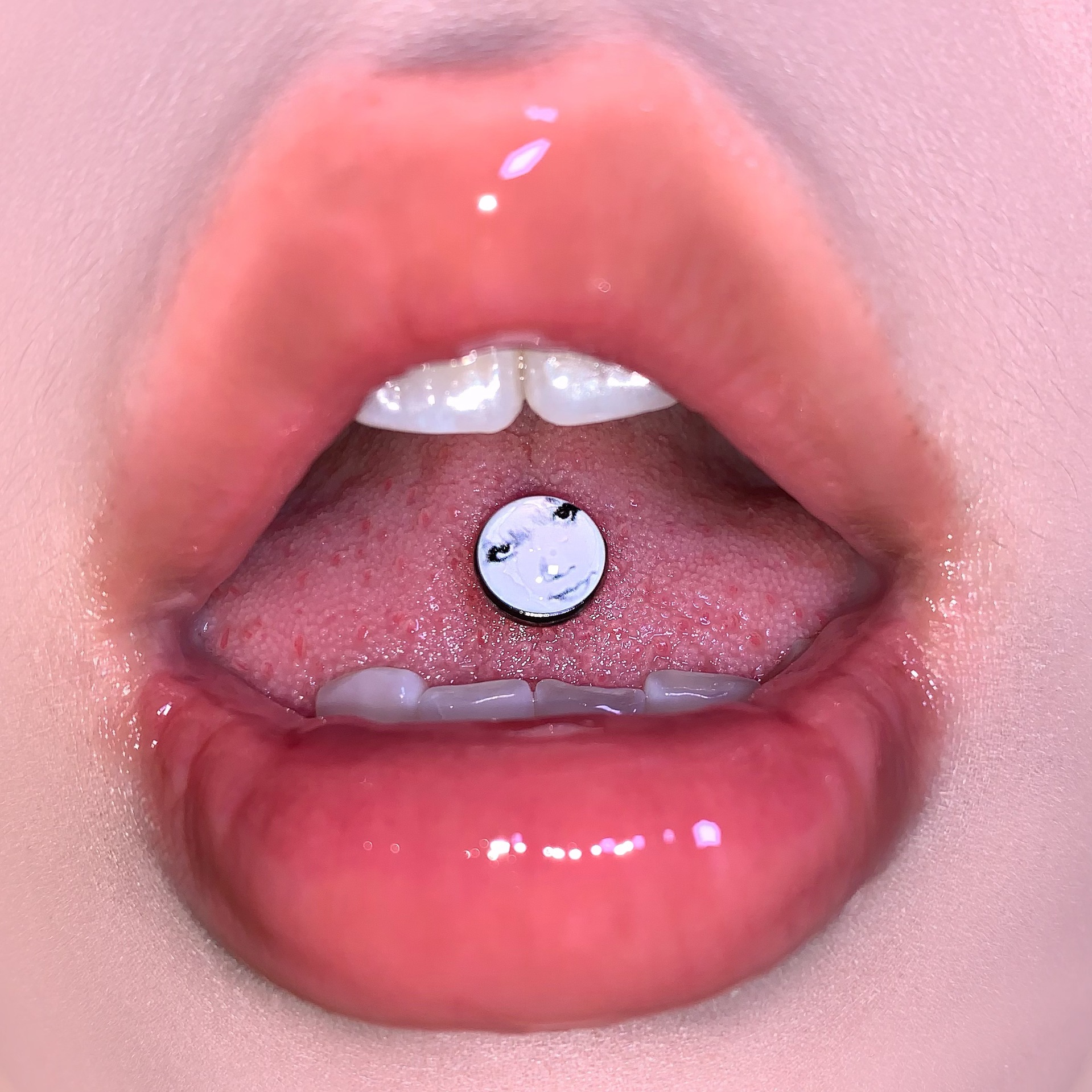 Silver pointed spike labret stud material detail