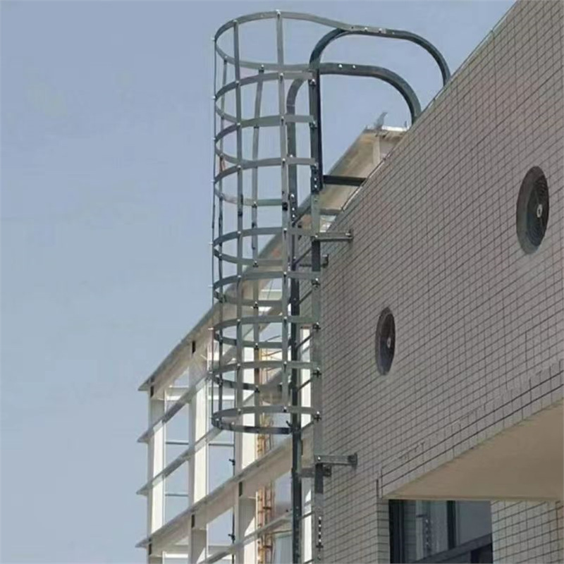 河南漯河爬梯护笼镀锌钢爬梯护笼污水井铁梯子玻璃钢消防梯子