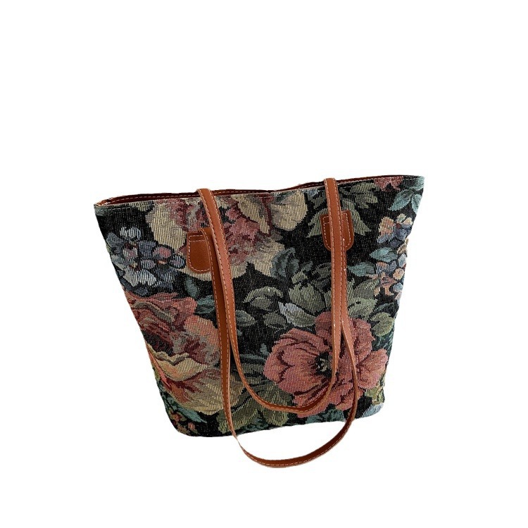 fashionable capacious one-shoulder bag