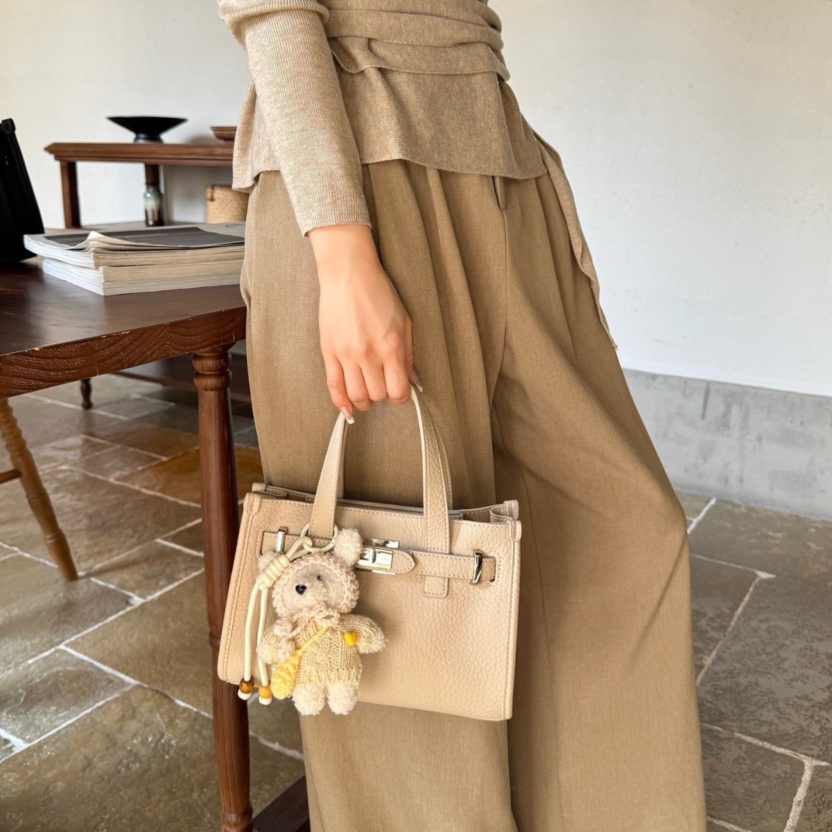 Luxury Women's Handbag 2025 New Arrival Minimalist Textured Small Square Bag French Style Commuter Shoulder & Crossbody Bag 9764-3 - Thumbnail 2