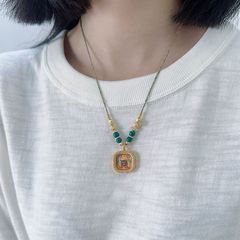 本場のザキラムはチベット族の小唐カードを入れて手作業でネックレスを編んでいます。