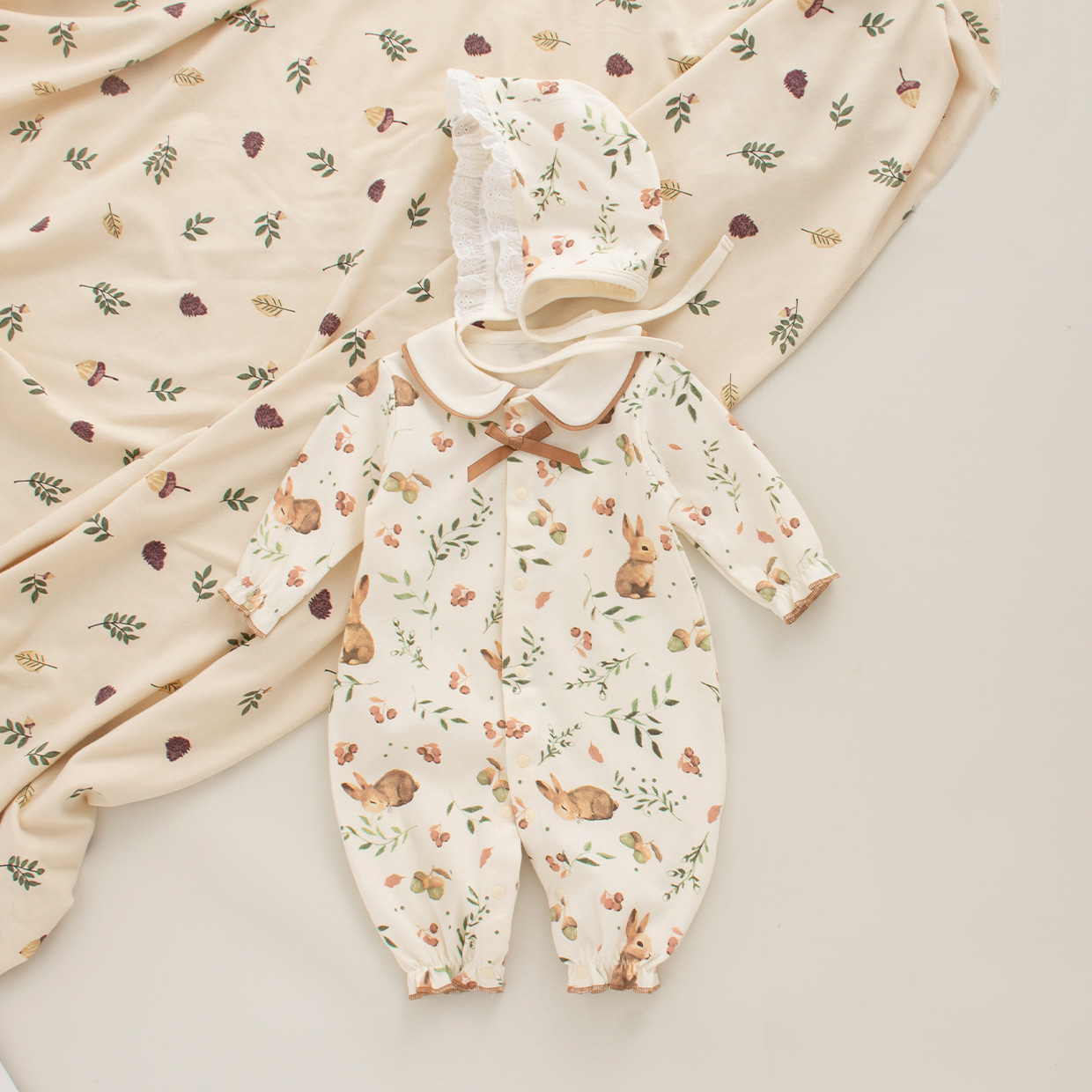 Primavera y otoño nuevo estilo pequeña princesa pintura al óleo viento pequeño conejo mampara recién nacido bebé algodón muñeca cuello de muñeca traje de sombrero de encaje