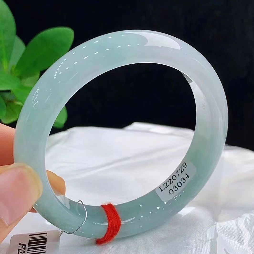 Vòng tay ngọc bích tự nhiên A hàng chính hãng Laokeng Myanmar màu xanh lá cây nhạt (đường kính trong 52–66 mm)