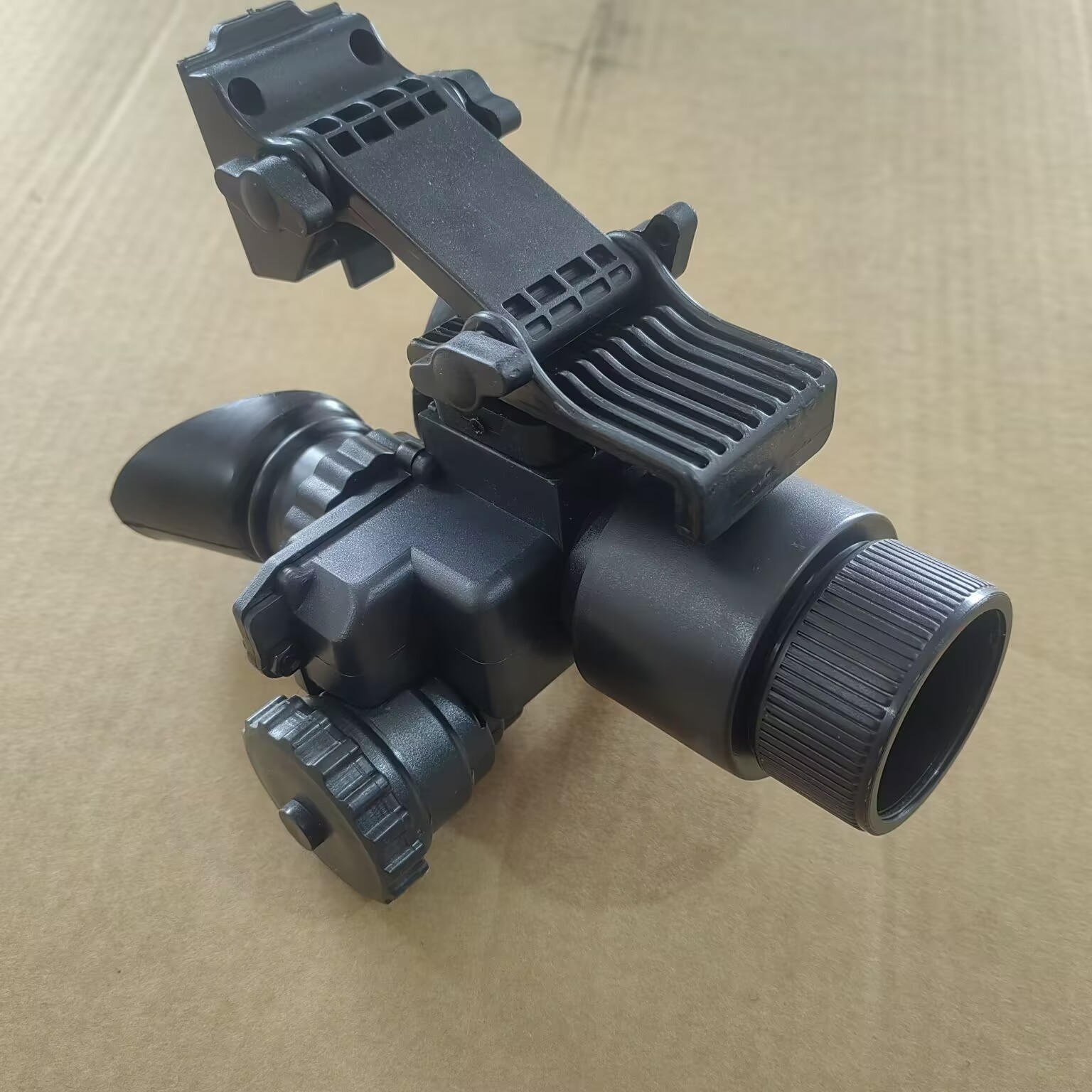 El modelo de imagen térmica T7 se simula con un casco portátil y un dispositivo de visión nocturna se puede ver transparentemente.