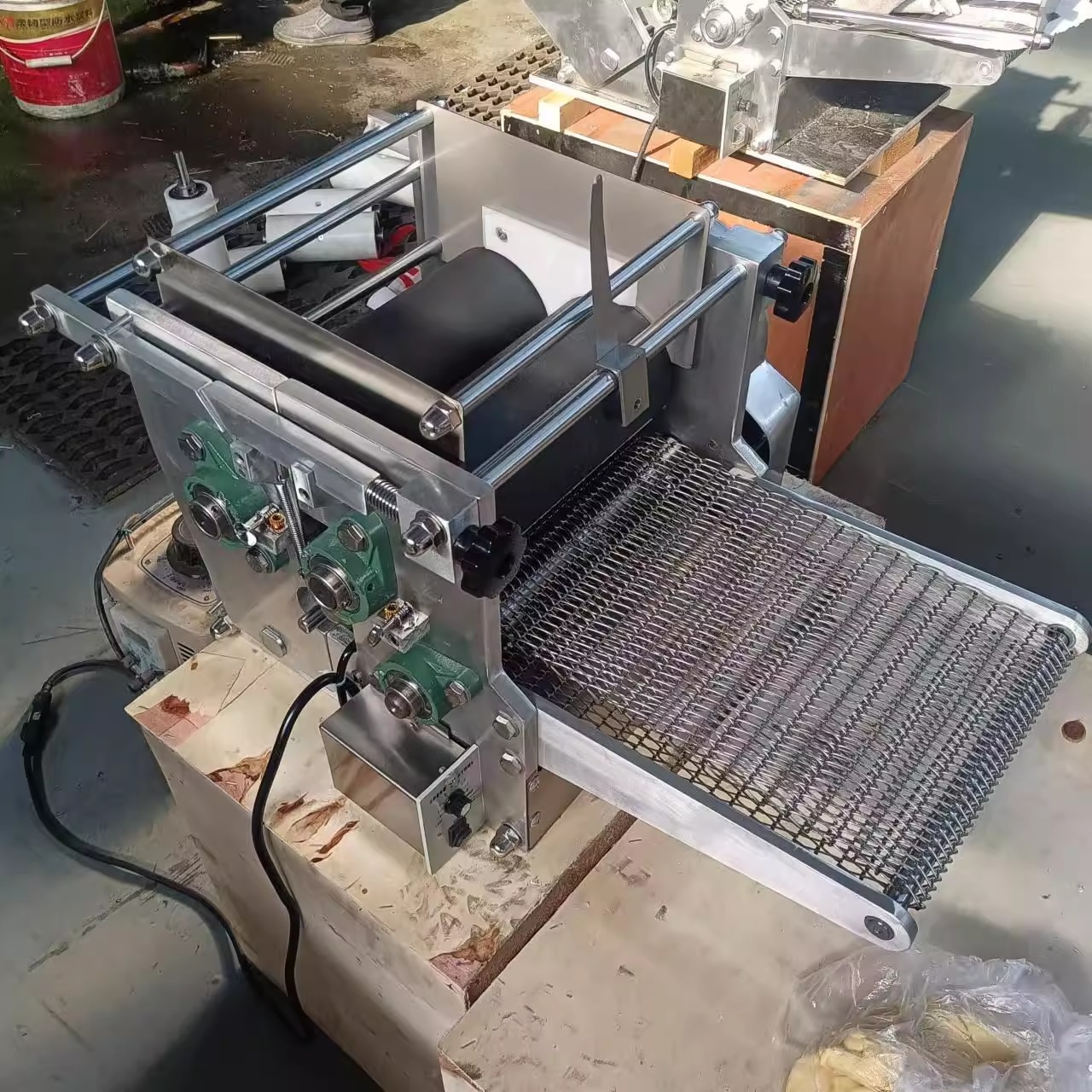 Los fabricantes venden al por mayor pequeñas máquinas de panqueques de cereales diversos para imitar las máquinas de panqueques manuales máquinas de formación de tortillas multifuncionales totalmente automáticas