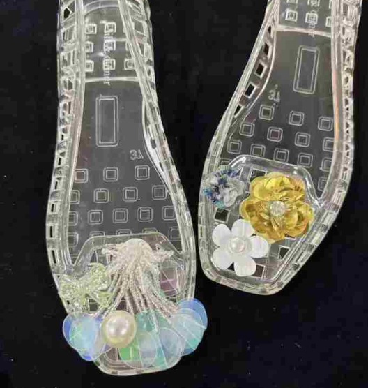 구름 아래 나비 (신발 제외)