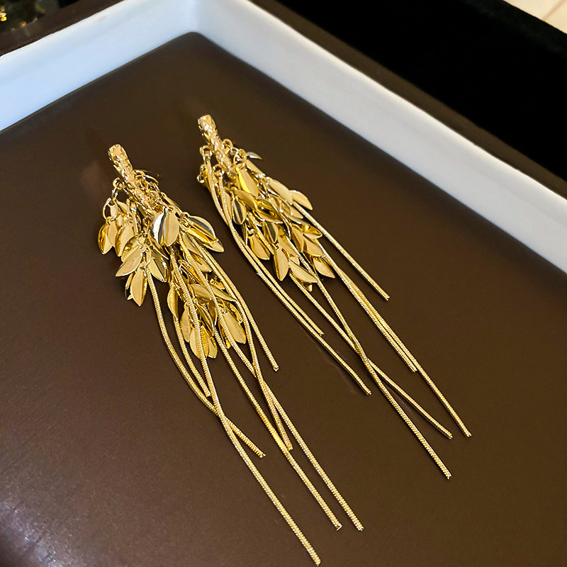 Pendientes de borla de espiga de trigo de viento de metal con aguja de plata Pendientes largos de moda europea y americana Pendientes de diseño exagerado de personalidad al por mayor