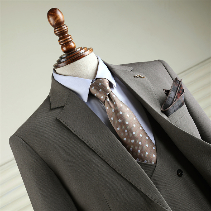 Elegante abito da smoking da uomo, abbigliamento sartoriale da gentiluomo per matrimonio, sposo, testimone, colloquio di lavoro, stile skinny board._voghion.com