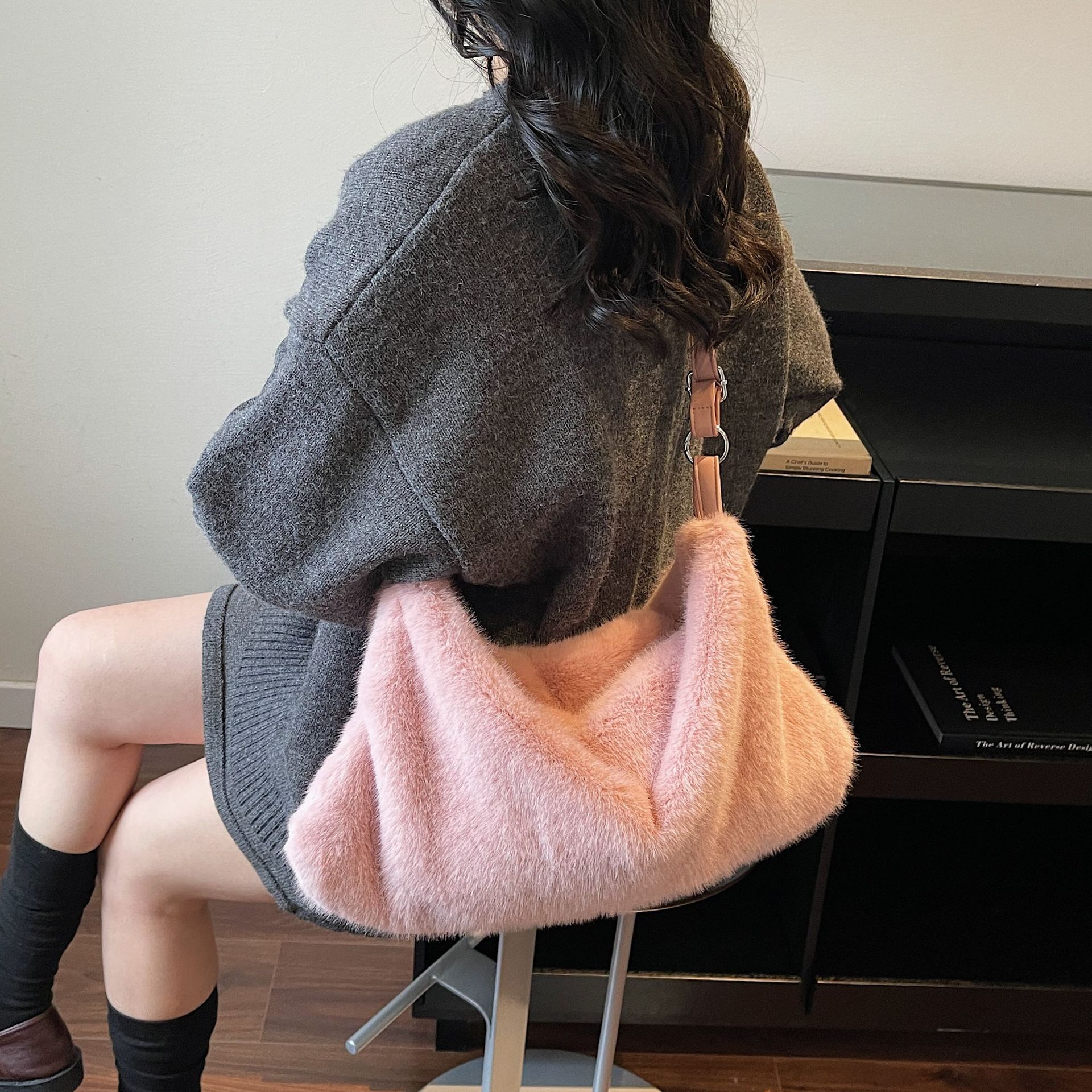 Otoño e invierno perezoso bolso de peluche para mujeres 2025 nuevo bolso plegable de mano de gran capacidad bolso de hombro bolso de lana