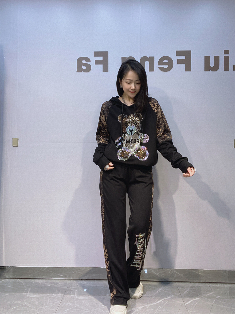 Un conjunto completo de estampado de leopardo con ropa de mujer europea, chaqueta encapuchada de mangas largas + pantalones, nuevo conjunto de primavera y otoño