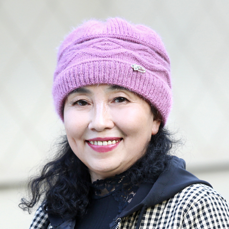 冬の中高年帽子の女性とベルベットは保温ニット毛糸帽のおばあちゃんの防寒に合わせてお母さんの帽子を厚くした|undefined