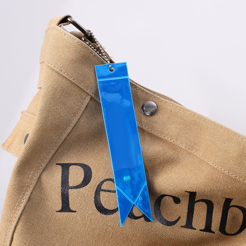 Venta caliente transfronteriza 13 colores colgante reflectante serpentina PVC reflectante bolsa colgante llavero fluorescente fabricante spot