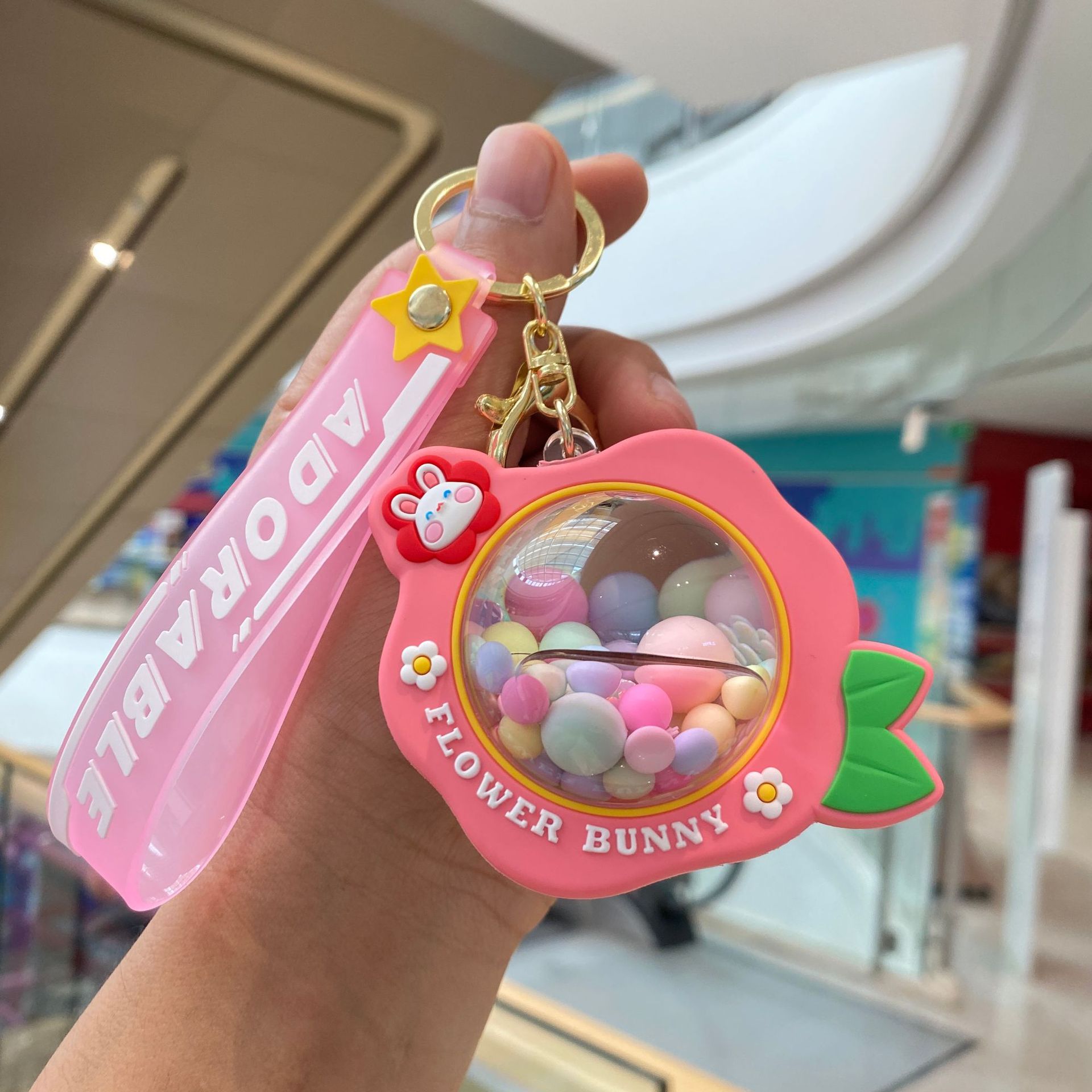 Acrílico lleno de aceite de melocotón llavero pareja bolsa colgante coche llavero lindo pequeño regalo al por mayor