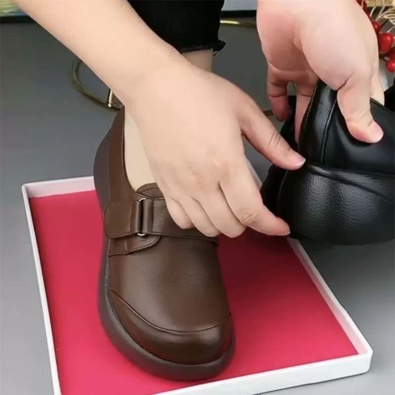 Velcro con suela gruesa, zapatos de suela suave cómodos, zapatos de madre, primavera de 2026 nuevos zapatos de cuero, zapatos de Lefour para mujeres