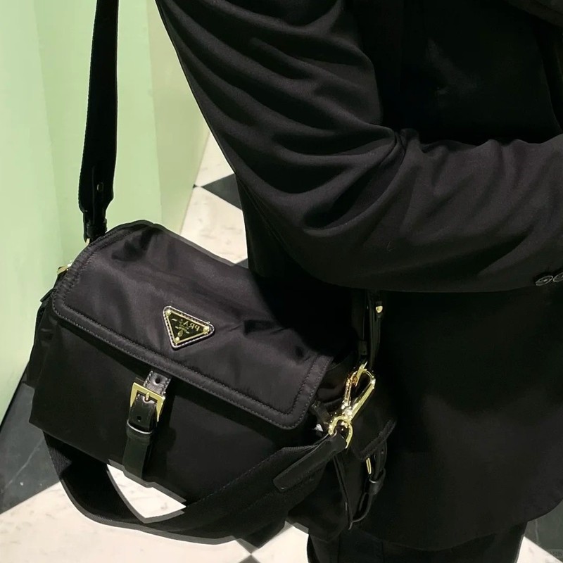 P家新款邮差包高级感再生尼龙相机包男女同款百搭时尚单肩斜挎包|undefined