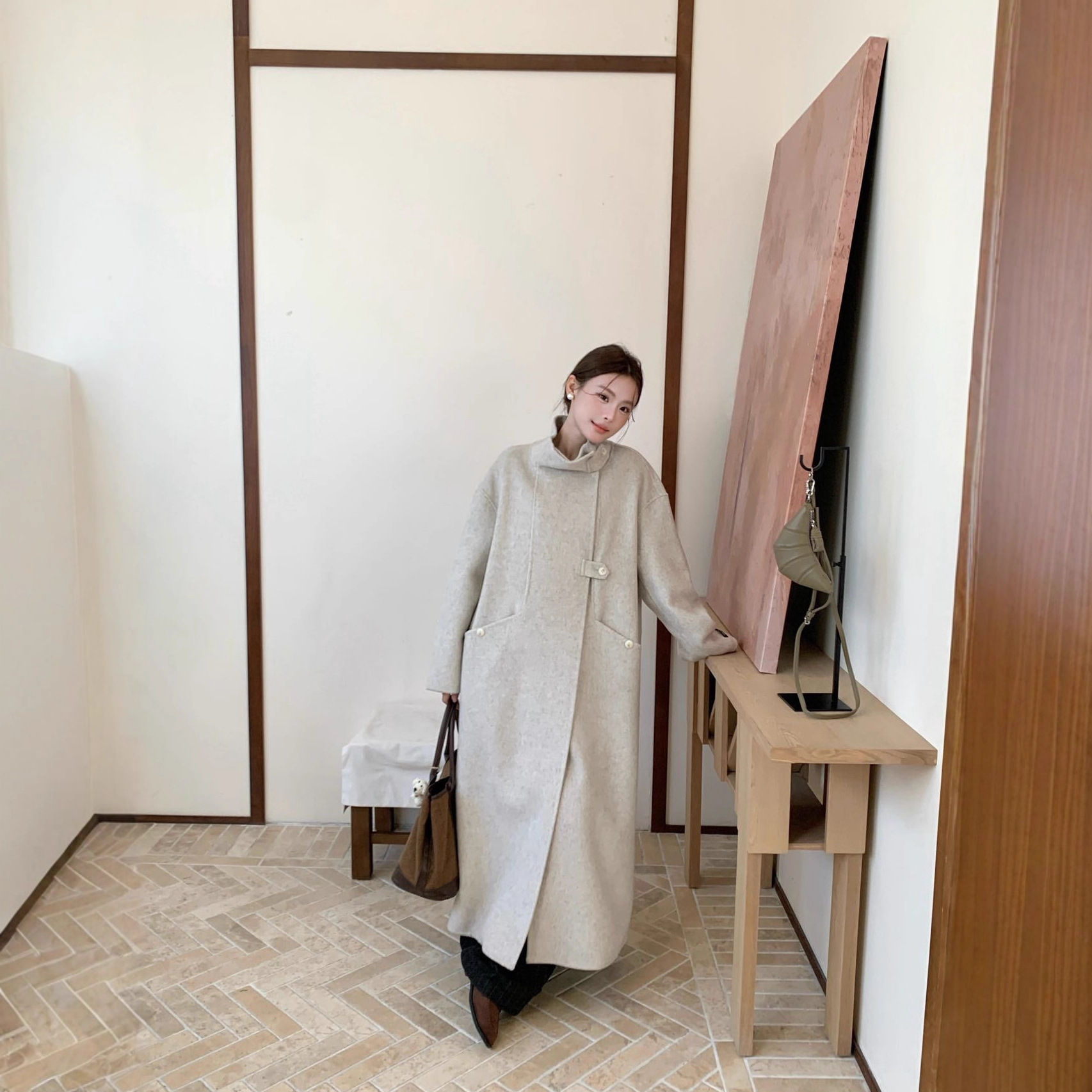 Hepburn Style Oatmeal French Woolen Outwear for Women Autumn and Winter New Style Small Retro Style Long Woolen Outwear