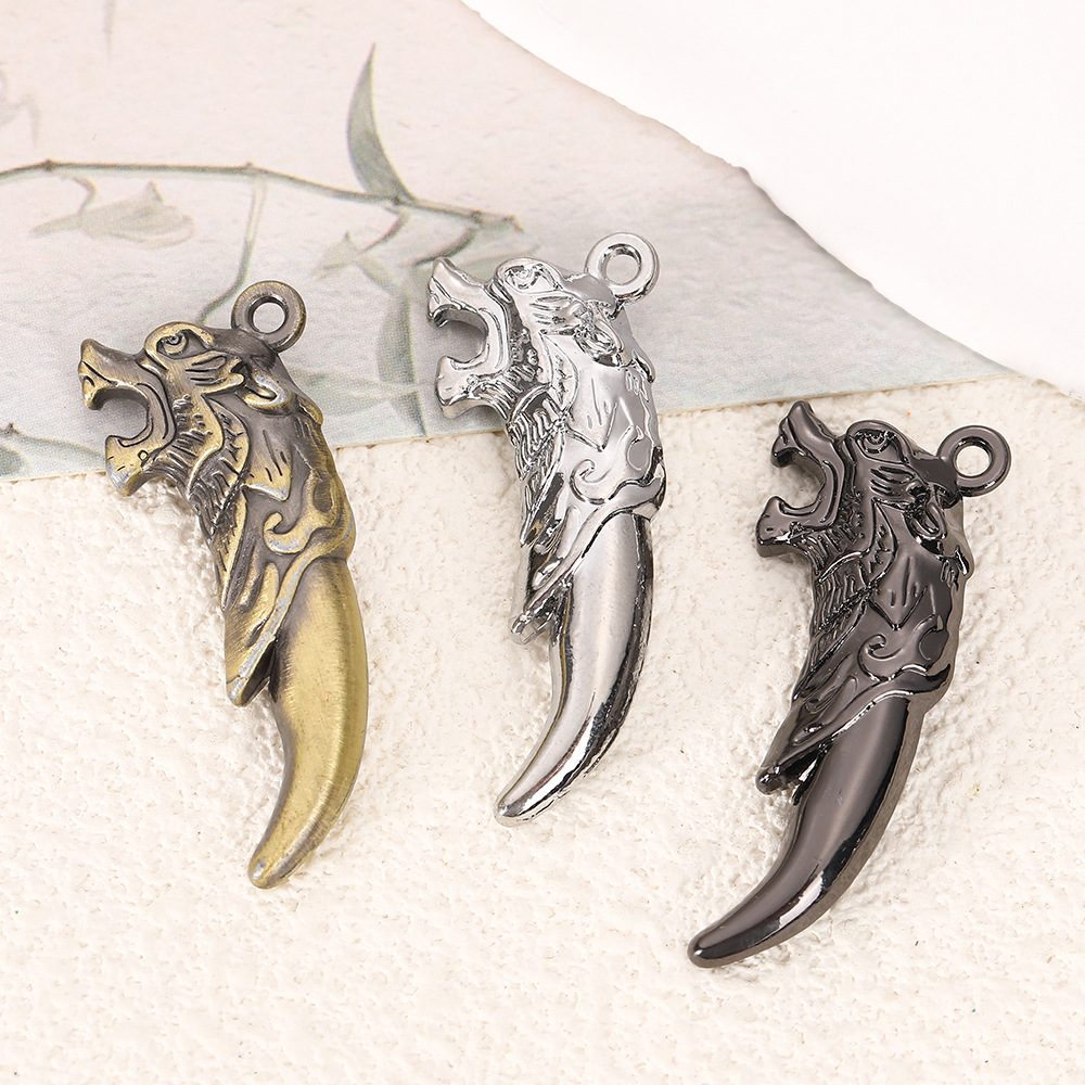 European and American Hip-Hop Retro Animal Sweater Chain New Niche Men's Domineering Wolf Tooth Alloy Pendant Alloy Necklace