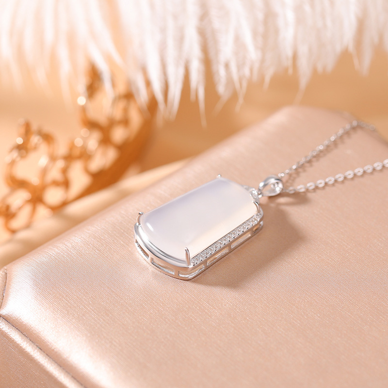 Chalcedony Trắng (không có dây chuyền)
