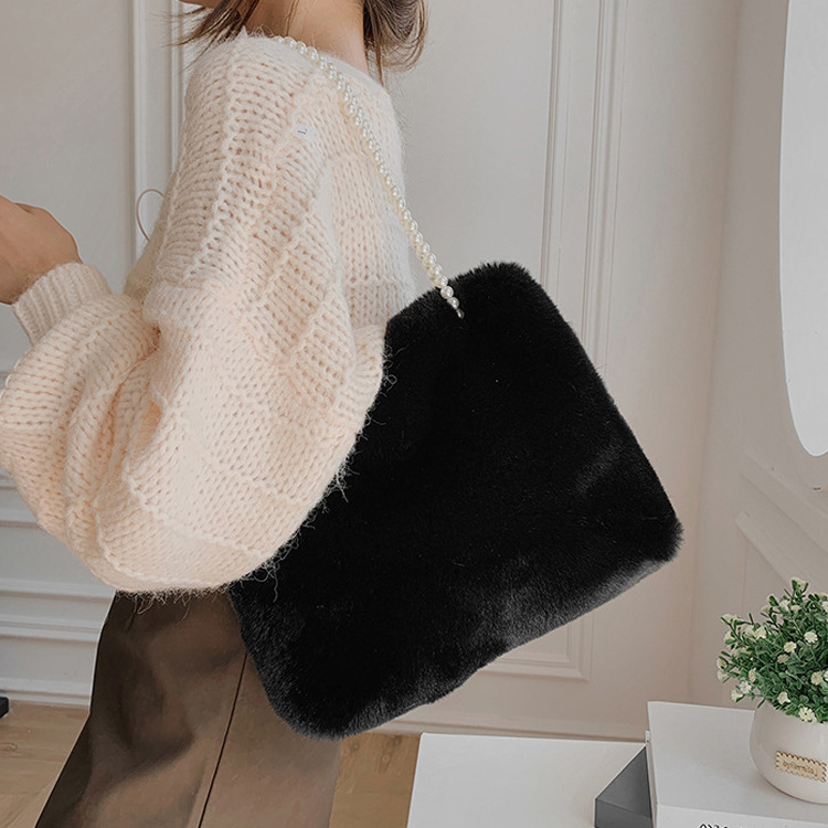 Bolsa de pelo de otoño e invierno bolsa de pelo de mujer de gran capacidad bolsa tote cadena de perlas bolso de hombro único versión coreana bolsa de pelo de axila