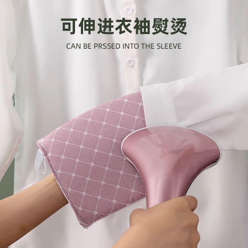 ミニアイロン板を持ってアイロンをかけます。アイロンは服にアイロンをかけます。|undefined
