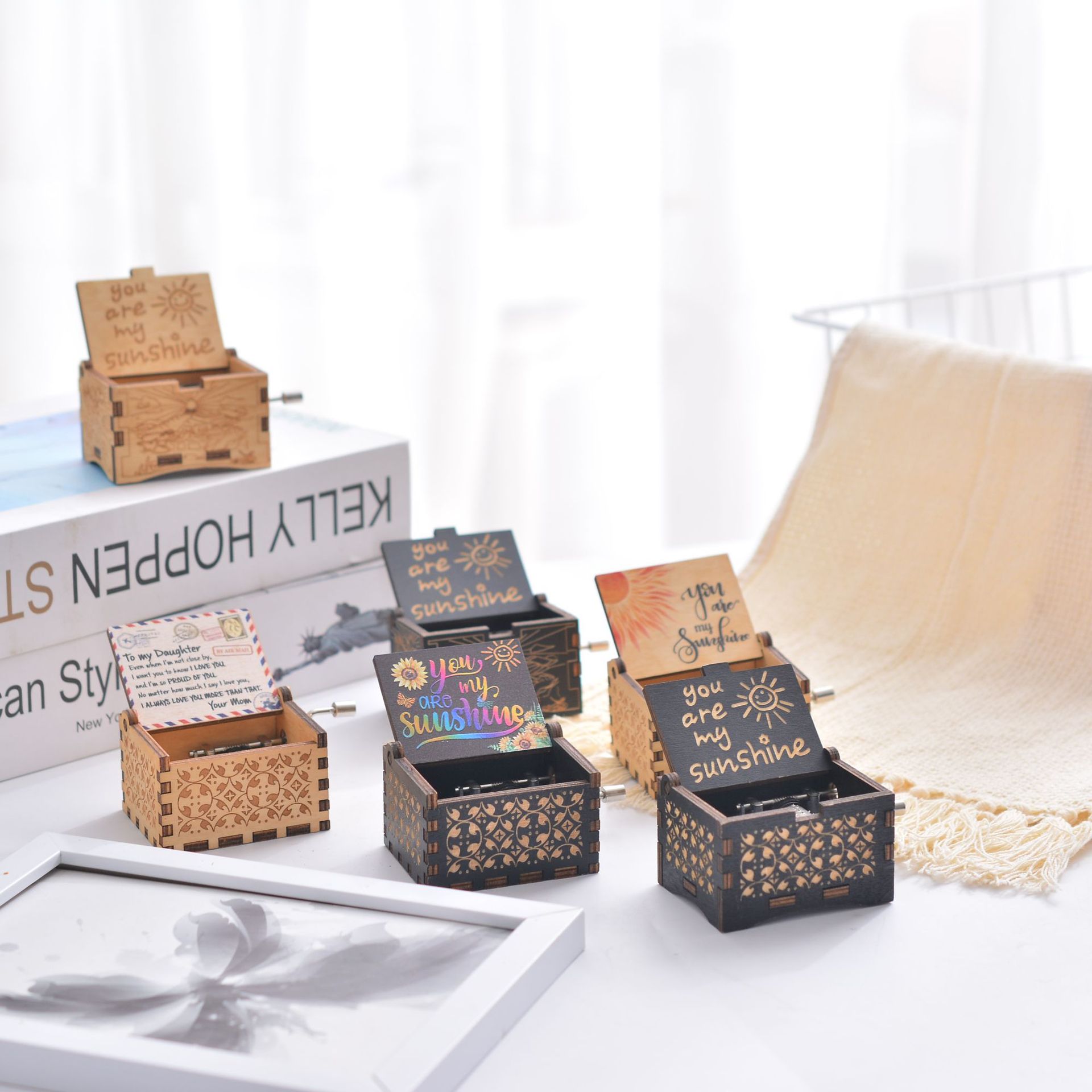 Caja de música de madera Caja de música de manivela tallada vintage Caja de música de madera Impresión en color UV transfronteriza Eres mi sol