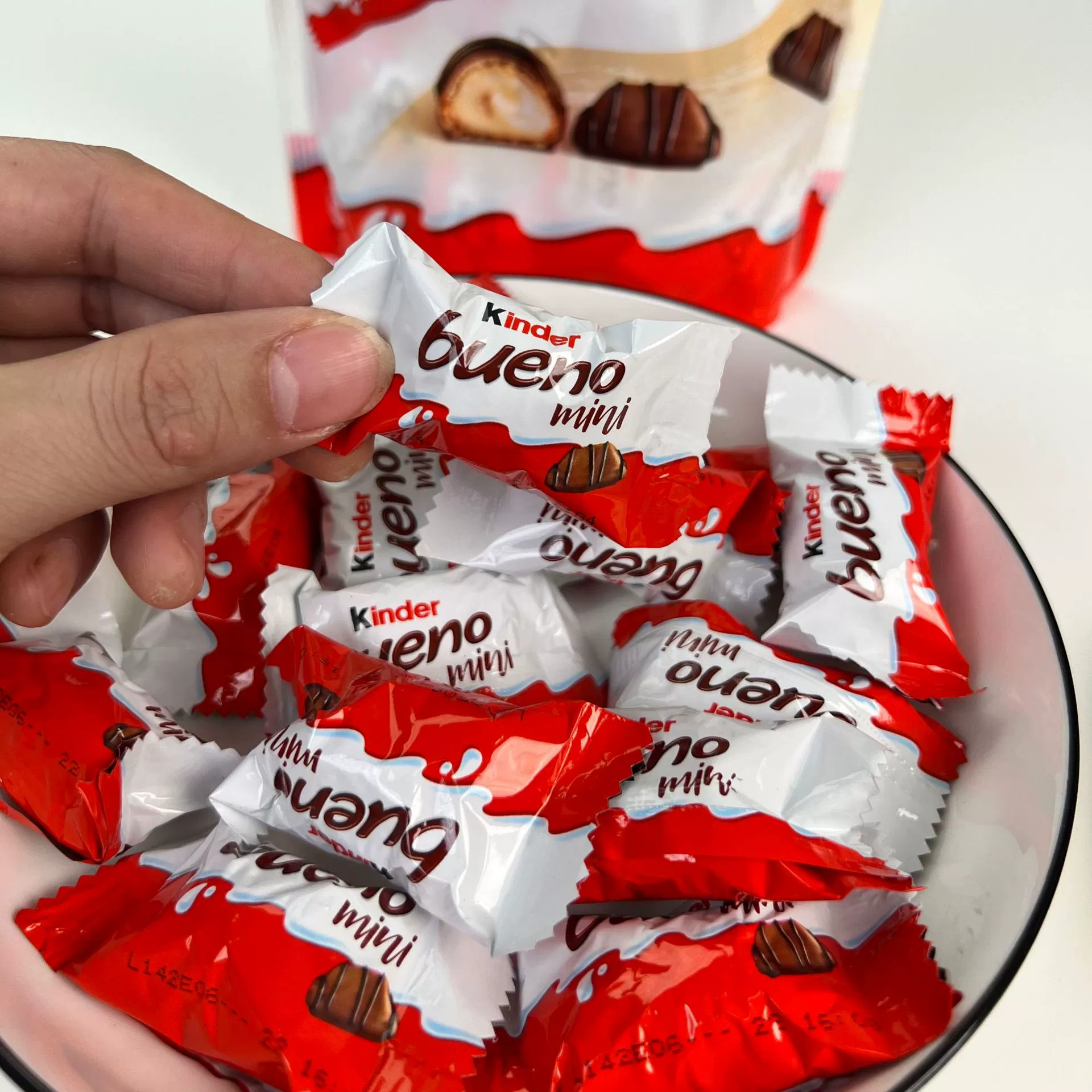 Европейский импорт Kinder мини цветной молочный орех wafer шоколад свадебная конфета сувенир оптом