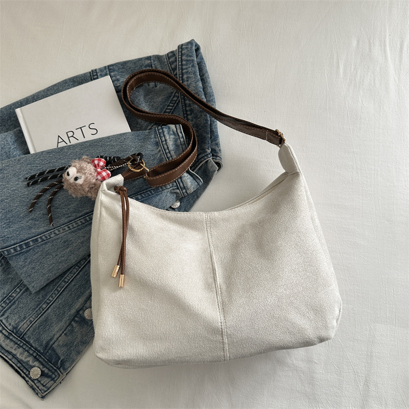 Simple bolso de tote encantador invierno 2024 nuevo estilo versátil bolso de hombro de este año bolso casual para mujeres