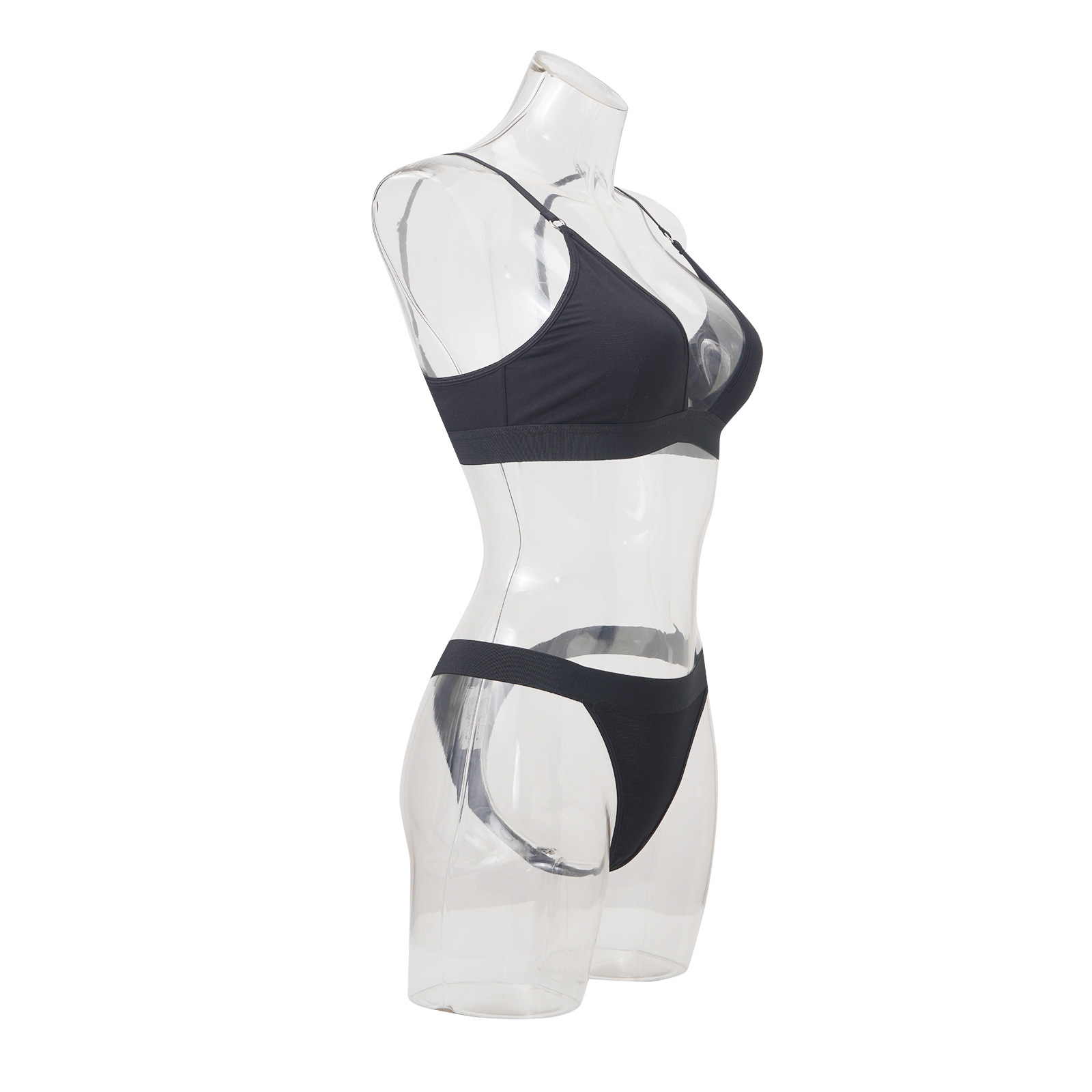 Completo intimo da donna nero in fibra di bambù, composto da reggiseno e slip, semplice e comodo, a due pezzi con triangolo in tinta unita._voghion.com